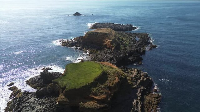 Ilh&eacute;us das Contendas na linha de costa da Ilha Terceira nos A&ccedil;ores 