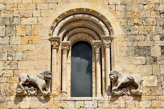 Sculptures en bas-relief repr&eacute;sentant des lions sur la fa&ccedil;ade de l&rsquo;&eacute;glise de l&rsquo;ancien monast&egrave;re Saint Pierre &agrave; Besal&ugrave; en Catalogne 