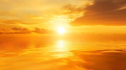 Fototapeta premium 穏やかな水面に沈む金色の夕日