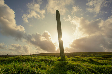 Donnfeeny Standing Stone steht in der Nähe von Ballycastle in Irland und ist ein megalythisches...