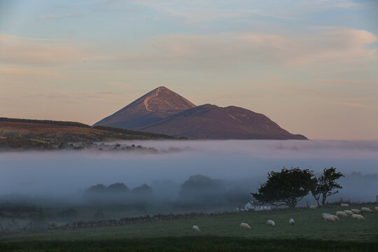 Der heilige Berg der Iren, Croagh Patrick in der N&auml;he von Westport im County Mayo. Hier soll der heilige Saint Patrick eine Kapelle errichtet haben.