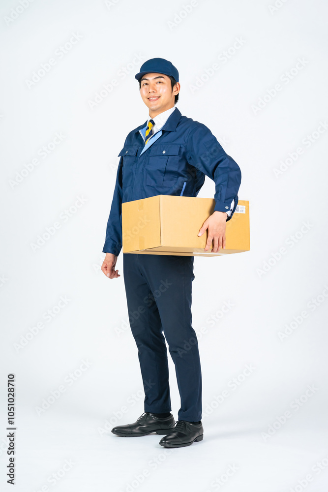 Leinwandbilder 配達員、デリバリー、運送業、引越し、業者、荷物、配達、宅配便、宅急便、男性、日本人、全身、スタッフ、仕事、作業員、運送、物流、ロジスティクス、アルバイト、運ぶ、段ボール、ECサイト、eコマース、白バック、切り抜き、笑顔、信頼、作業服、ピッキング、倉庫、商品、配送、センター、人材、若い、立つ、元気、パワフル、届ける、宅食、集荷、発送、カメラ目線、爽やか、職業、プロ、セールスドライバー、引っ越し、ギグ