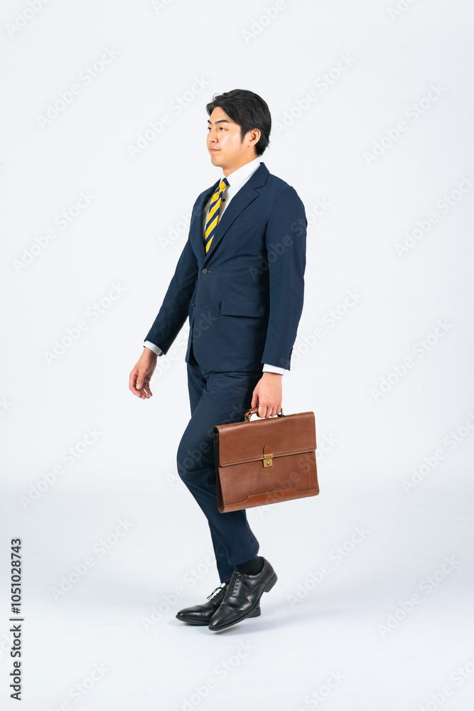Leinwandbilder 歩く、ビジネスパーソン、ビジネスマン、歩行者、前進、全身、営業、通勤、切り抜き、訪問、外出、日本人、男性、ビジネス、進歩、進化、成長、スタート、出発、出張、人材、バッグ、カバン、スーツ、転職、仕事、白バック、前向き、ポジティブ、挑戦、チャレンジ、目標、競争、若い、サラリーマン、会社員、就職、働く、出勤、歩行、ウォーキング、成功、サクセス、進路、将来、横顔、横向き、側面、セールスマン、人物