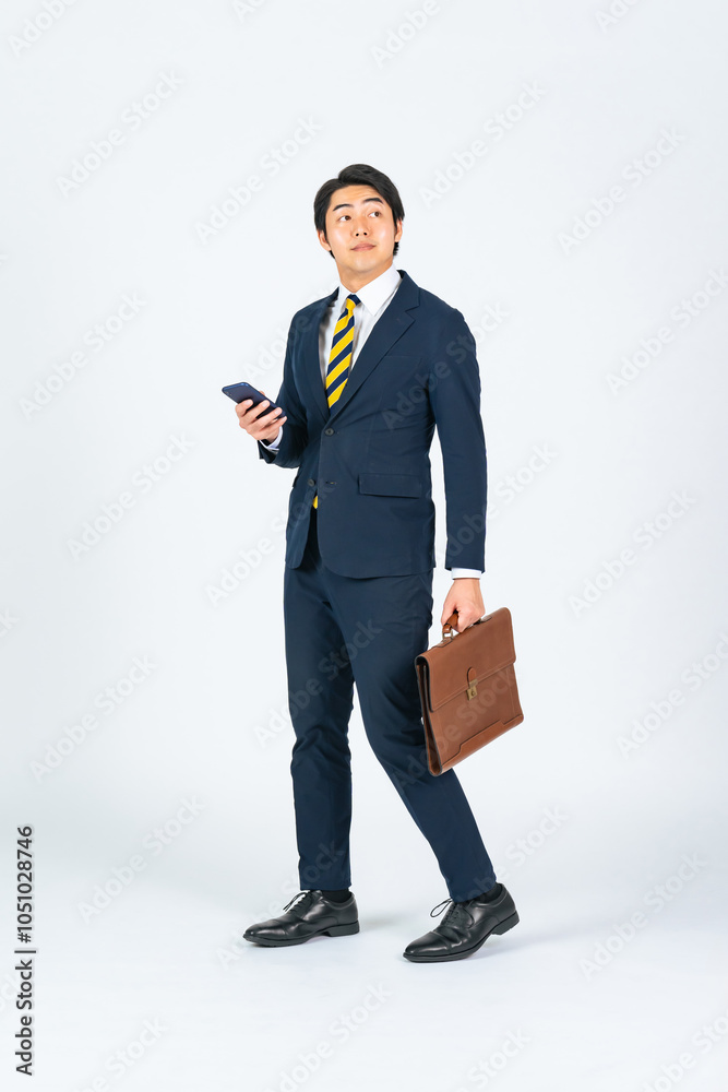 Poster スマホ、アプリ、ビジネスマン、歩く、歩行者、ナビ、位置情報、GPS、道案内、全身、切り抜き、白バック、スマートフォン、モバイル、IT、DX、IoT、出張、営業、外出、外回り、SNS、メール、クラウド、人材、男性、日本人、バッグ、カバン、スーツ、転職、見上げる、希望、期待、若い、ビジネス、サラリーマン、会社員、仕事、ビジネスパーソン、連絡、検索、クーポン、キャンペーン、セール、通販、地図、時刻表、乗