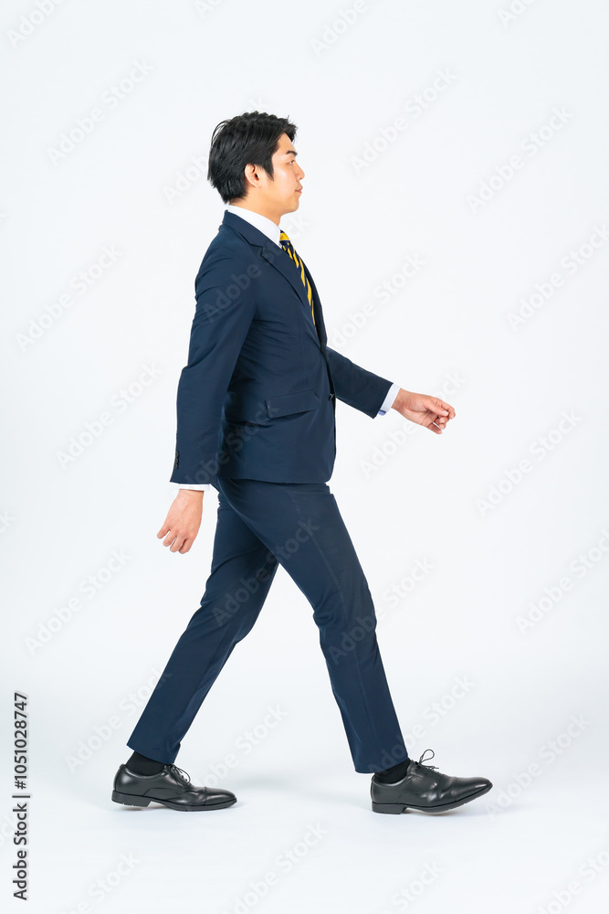 Leinwandbilder 男性、ビジネスパーソン、歩く、歩行者、全身、前進、ビジネスマン、日本人、進歩、成長、通勤、ビジネス、進化、スタート、出発、出張、外出、訪問、営業、人材、スーツ、転職、仕事、白バック、切り抜き、前向き、ポジティブ、挑戦、チャレンジ、目標、競争、若い、行進、サラリーマン、会社員、就職、働く、姿勢、出勤、歩行、ウォーキング、成功、サクセス、進路、将来、横顔、横向き、側面、セールスマン、人物