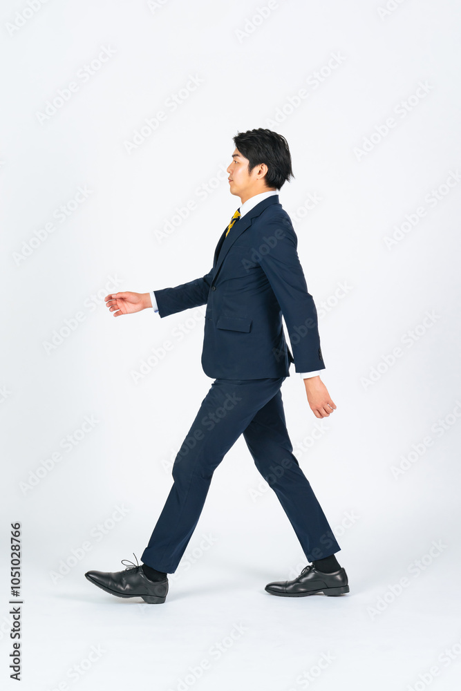 Leinwandbilder 歩く、ビジネスマン、ビジネスパーソン、歩行者、通勤、日本人、男性、全身、ビジネス、前進、進歩、進化、成長、スタート、出発、出張、外出、訪問、営業、人材、スーツ、転職、仕事、白バック、切り抜き、前向き、ポジティブ、挑戦、チャレンジ、目標、競争、若い、行進、サラリーマン、会社員、就職、働く、姿勢、出勤、歩行、ウォーキング、成功、サクセス、進路、将来、横顔、横向き、側面、セールスマン、人物