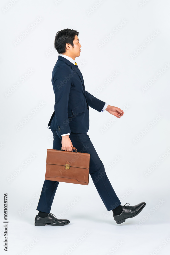 Leinwandbilder 歩く、ビジネスマン、ビジネスパーソン、歩行者、通勤、日本人、男性、全身、ビジネス、前進、進歩、進化、成長、スタート、出発、出張、外出、訪問、営業、人材、バッグ、カバン、スーツ、転職、仕事、白バック、切り抜き、前向き、ポジティブ、挑戦、チャレンジ、目標、競争、若い、サラリーマン、会社員、就職、働く、出勤、歩行、ウォーキング、成功、サクセス、進路、将来、横顔、横向き、側面、セールスマン、人物