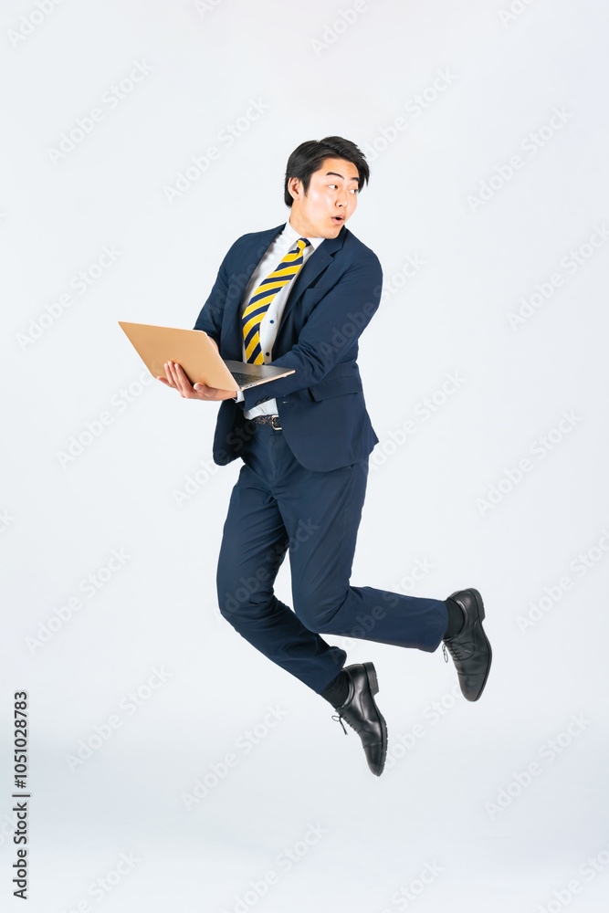 Leinwandbilder ジャンプ、ビジネスマン、男性、ノートパソコン、PC、DX、エンジニア、システム、全身、SE、振り向く、プログラミング、ソフトウェア、開発、人材、インターネット、オンライン、web、リサーチ、検索、SNS、記事、ニュース、驚く、スーツ、ビジネスパーソン、仕事、日本人、白バック、切り抜き、元気、活躍、転職、就活、就職活動、リクルート、IT、テクノロジー、ビジネス、挑戦、チャレンジ、成長、競争、レベルア