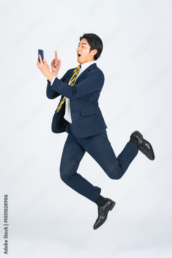 Leinwandbilder スマホ、スマートフォン、ジャンプ、ビジネスパーソン、アプリ、SNS、キャンペーン、セール、全身、男性、メール、撮影、写真、動画、ビジネス、ビジネスマン、日本人、スーツ、飛躍、成長、レベルアップ、ゲーム、喜ぶ、嬉しい、楽しい、エンターテインメント、DX、IT、デジタル、データ、ダウンロード、アップロード、バージョンアップ、買い替え、ゲット、広告、白バック、切り抜き、仕事、転職、紹介、インターネット、