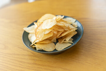 お皿に入っているポテトチップス