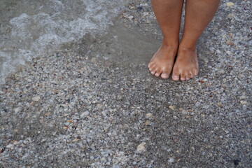 Pês na Areia e Conchas do Mar