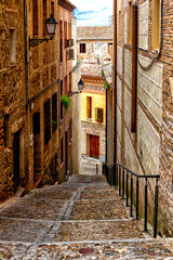 Fototapeta premium Steep, narrow street in Toledo, Spain