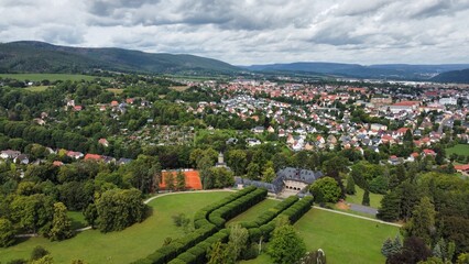 Obraz premium Scenic panorama of German town of Saalfeld surrounded by lush green landscape and mountains