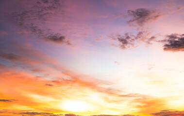 Obraz premium Sky sunset evening background sunrise dusk cloud dramatic orange twilight red warm sunny dawn sunshine romantic calm nature, cloudscape summer autumn spring scene, environment ecosystem energy.