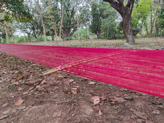 Hand loom silk threads spread