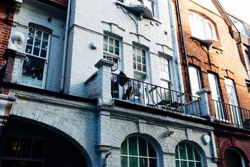 Naklejka premium Clothes hanging out to dry on balcony of london townhouse