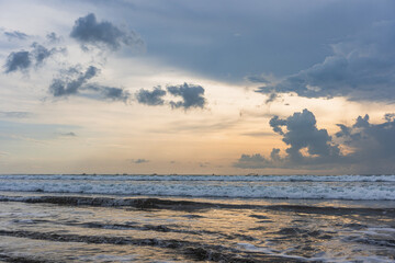 Obraz premium Seascape of Cloudy Ocean with the Beach in Horizontal at Kuta, Bali, Indonesia.