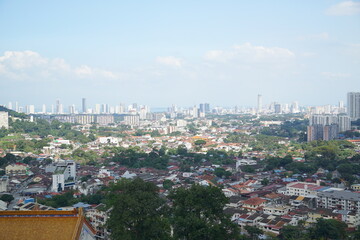 Obraz premium A city view with a lot of buildings and a bridge