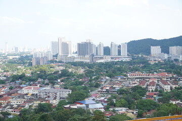 Naklejka premium A city view with a lot of buildings and a few houses