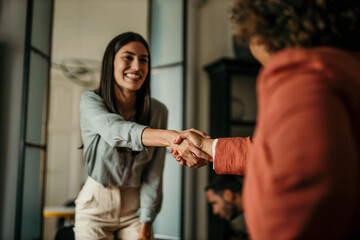 Obraz premium Business people handshaking during a meeting in a modern office. Job recruiting concept