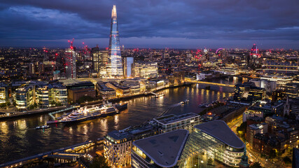 Fototapeta premium Bustling cityscape of London, UK