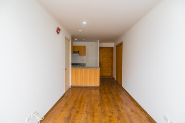 sala de departameto con vista a kitchenette, acabados modernos y piso de melamina