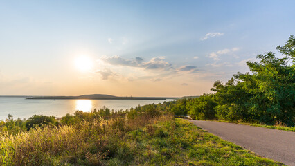 Ein wunderschöner Sonnenuntergang am Störmthaler See im Spätsommer
