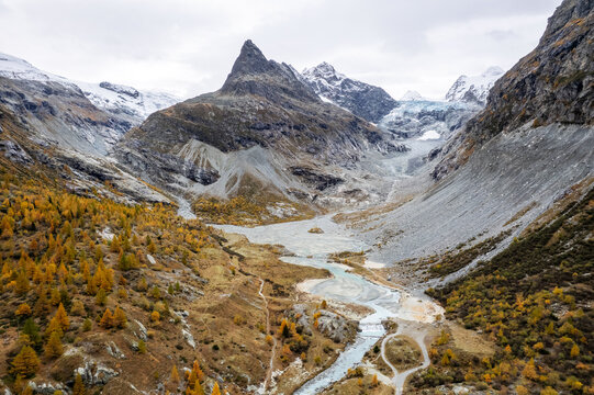 Vue a&eacute;rienne du Val Ferp&egrave;cle dans le Valais Suisse. Vue des m&eacute;l&egrave;zes jaune en automne.