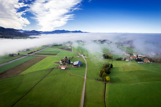 Brume en automne sur les Pr&eacute;alpes Fribourgeoise dans la r&eacute;gion de Semsales dans en Suisse