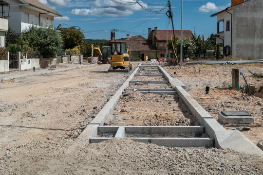 Substitui&ccedil;&atilde;o de piso e constru&ccedil;&atilde;o de povos passeios. Obras de infraestrutura urbana numa &aacute;rea residencial com equipamento pesado na prepara&ccedil;&atilde;o do terreno