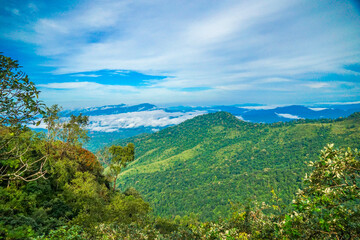 Obraz premium A breathtaking view of lush green mountains under a cloudy sky.