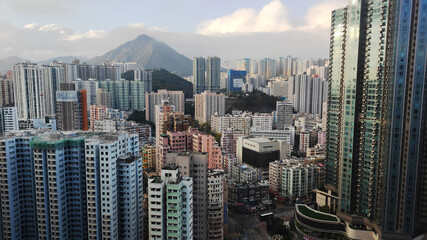 Obraz premium An impressive view of Hong Kong's skyline, where towering skyscrapers rise. Urban landscape.