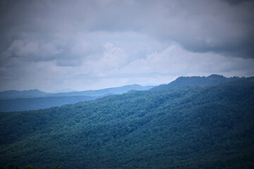 Fototapeta premium A stunning view of verdant mountains under a cloudy sky.