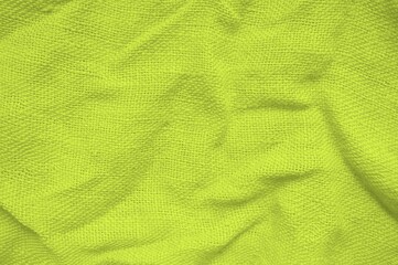 Zerknitterter gelber Stoff als Hintergrund