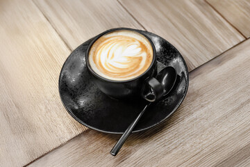 Cappuccino w czarnej filiżance