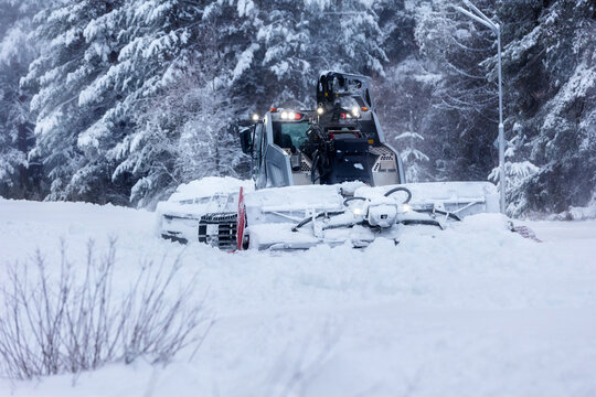 Snow groomer ratrack machine, ski slope