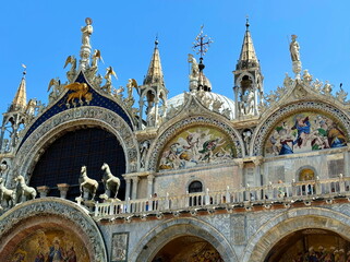 Obraz premium A copy of the world-famous equestrian quadriga of Cavalli di San Marco is available for everyone to admire and is located on the building of St. Mark's Cathedral.
