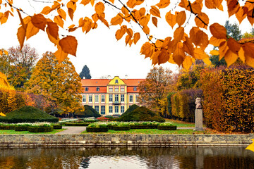 Obraz premium Lawns and architecture in autumn Oliwa Park in Gdansk 