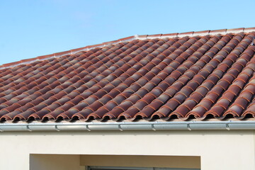 Toiture en tuiles canal ou romane, gouttière en zinc gris