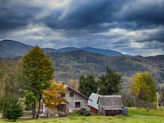 Obraz premium The landscape of Carpathian Mountains in the cloudy weather. Perfect weather condition in the autumn season