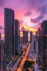 Obraz premium High-rise building offers stunning view of city skyline at sunset