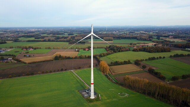 Havariertes Windrad mit eingeknicktem Fl&uuml;gel nach einem Sturm bei Langenberg, Kreis G&uuml;tersloh, Nordrhein-Westfalen, Energiewende, Windkraft, Luftaufnahme