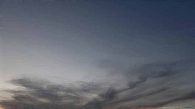 Cielo con cirros de color a&ntilde;il y ceniza al atardecer