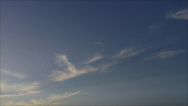 Nubes cirros al atardecer
