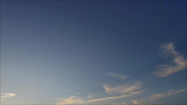 Paisaje con nubes cirros al atardecer 