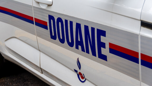 Paris, France - 27 octobre 2024: Gros plan d'un marquage "Douane" &eacute;crit en fran&ccedil;ais sur le c&ocirc;t&eacute; d'un v&eacute;hicule de patrouille et d'intervention du service des douanes fran&ccedil;aises