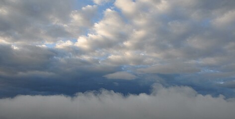 Obraz premium Wolken üner Neuhaus