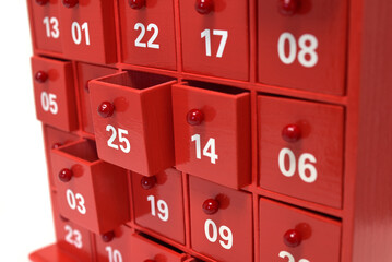 petit meuble rouge à tiroirs - calendrier de l'avent