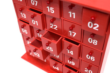 petit meuble rouge à tiroirs - calendrier de l'avent