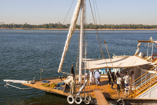 Return of passengers on the Dahabeah, passenger river boat of the Lazuli fleet, sailing on the Nile river, Egypt, North Africa, Africa